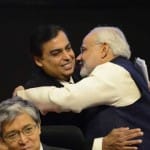नरेंद्र मोदी और मुकेश अंबानी (फाइल फोटो)