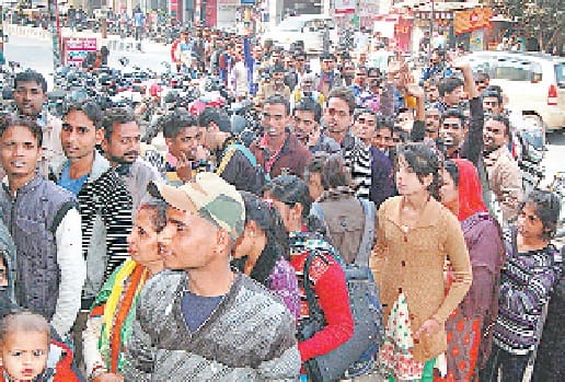 cash na milne par bank mein hungama