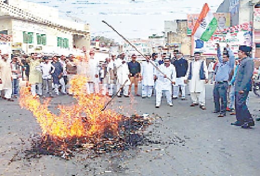 notbandi ke virodh mein kendra sarkar ka putla foonka