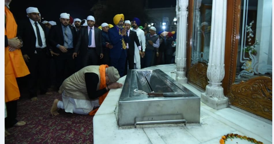 prime minister narendra modi served langar to sangat at golden temple amritsar