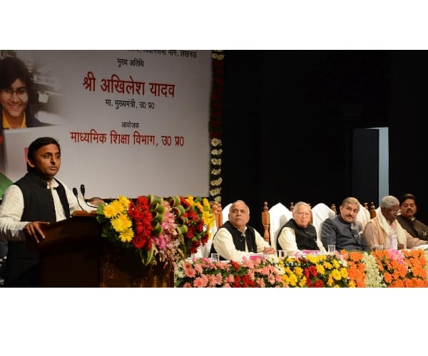  Akhilesh Yadav distributes laptops to students.