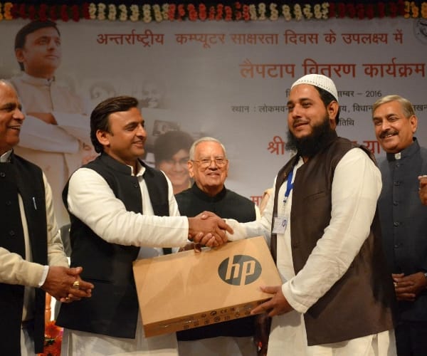  Akhilesh Yadav distributes laptops to students.