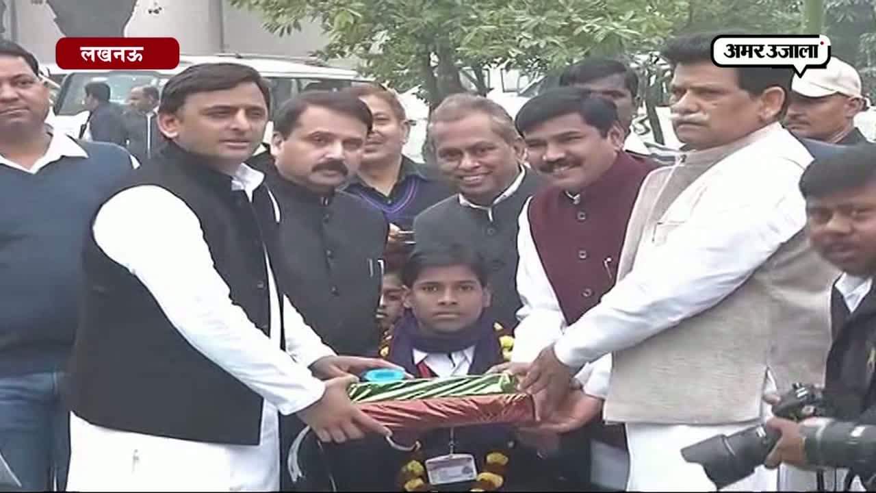 सीएम अखिलेश यादव 