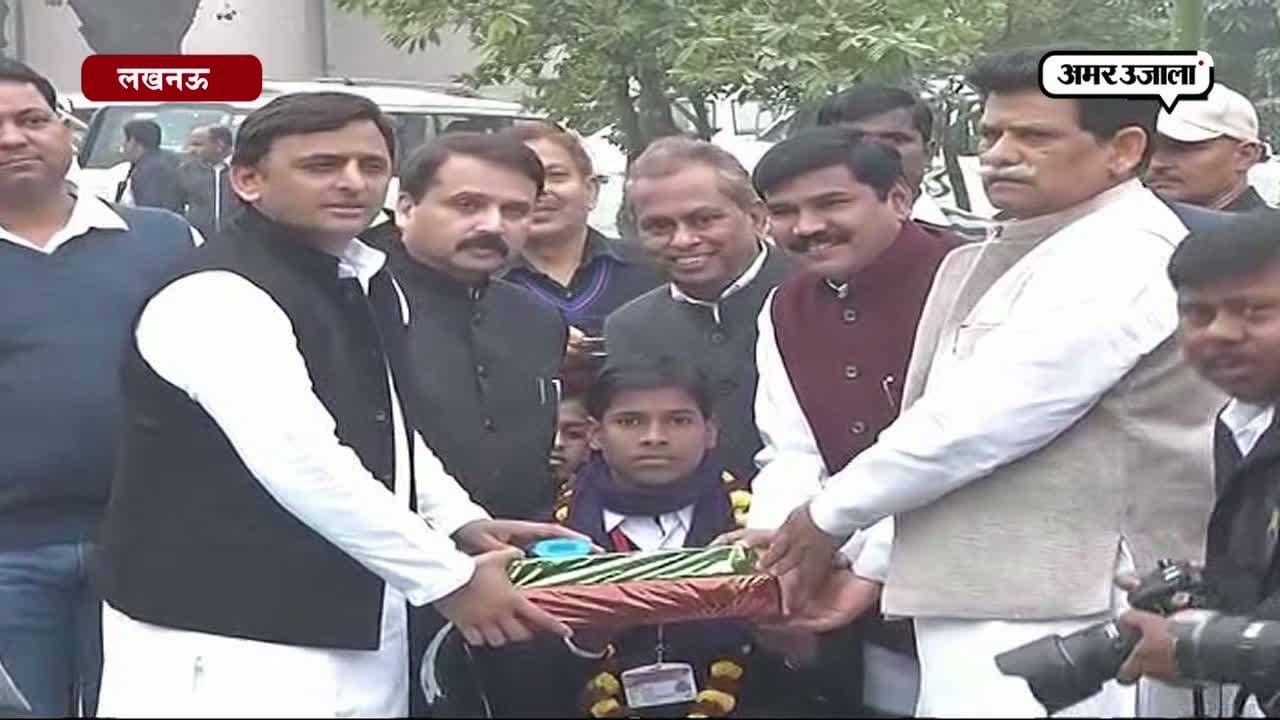 सीएम अखिलेश यादव 