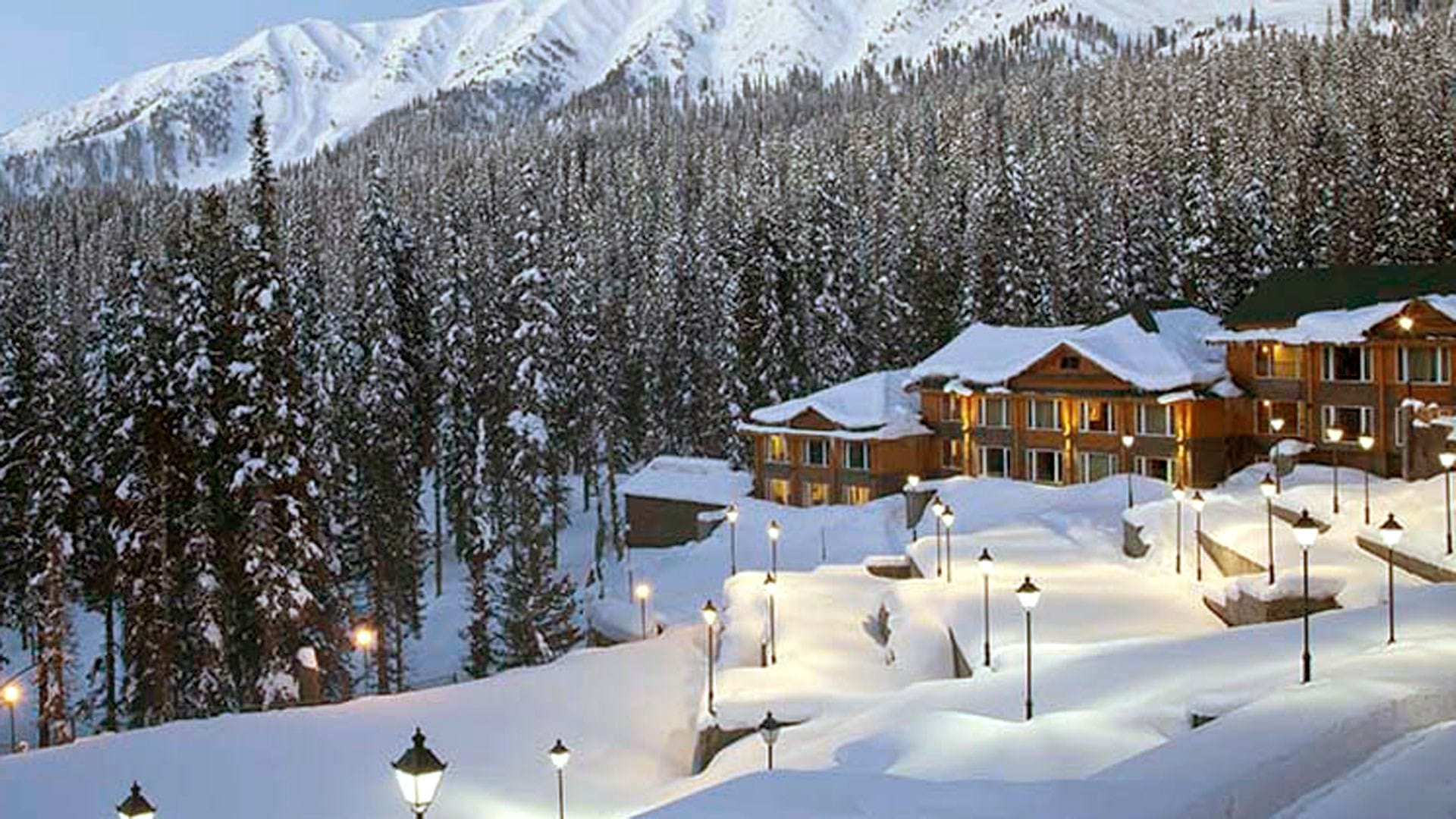 GULMARG BECAME BEST HOLIDAY DESTINATION FOR SKING LOVERS