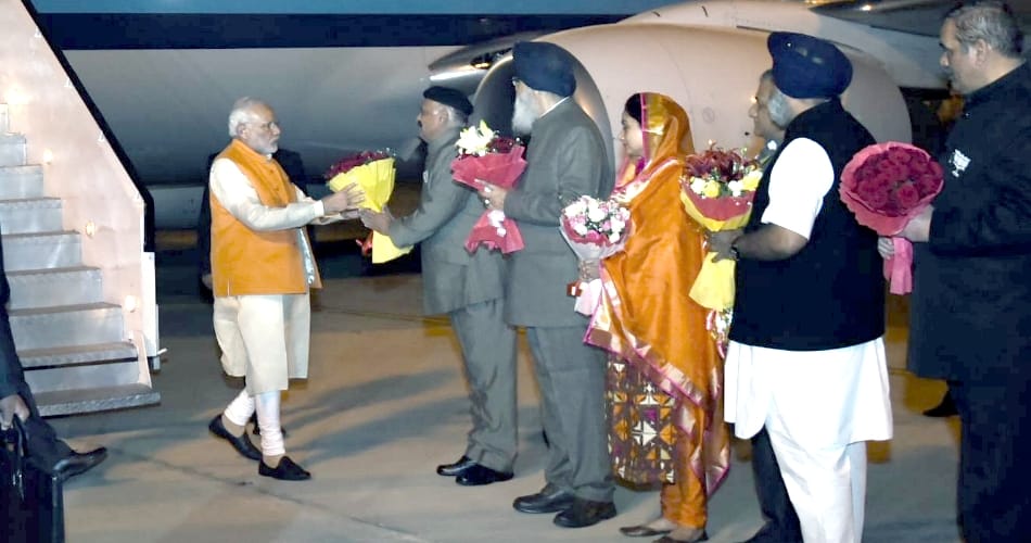 PM Modi reached amritsar airport for taking part in heart of asia summit