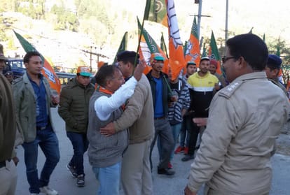 bjp leader and coongress worker fight cingress worker 