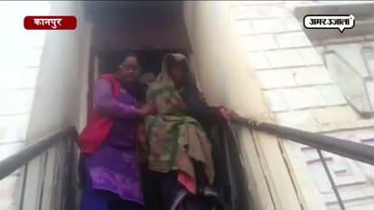 IN KANPUR OUTSIDE BANK WOMAN GAVE BIRTH TO A BABY 