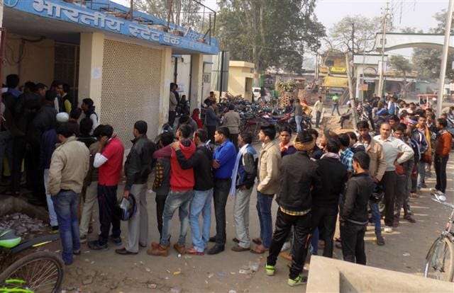 Long lines at banks for cash, commotion