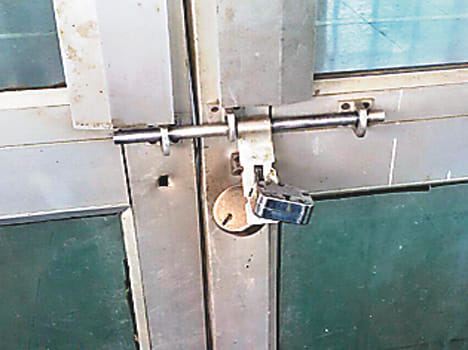 student lock the gate of agriculture engeneering college