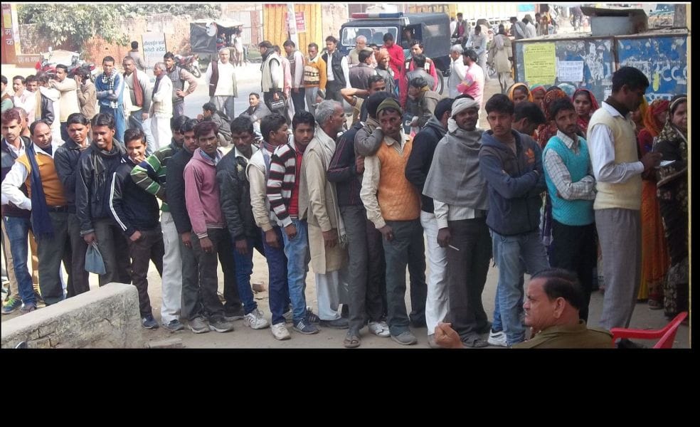 nakadee paane jaaree hai jang