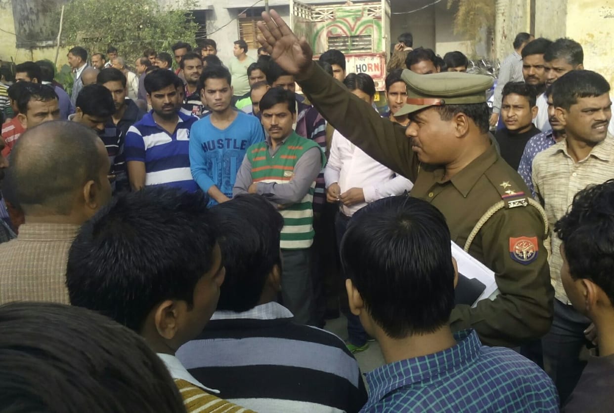 panchaayat ke dauraan baajaar mein phaayaring, bhagadad