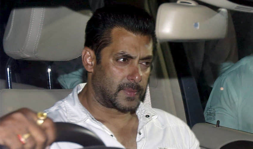 people doing toilet in front of salman khan's house