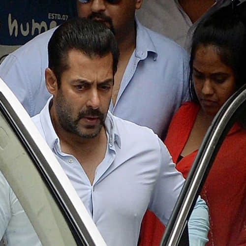 people doing toilet in front of salman khan's house