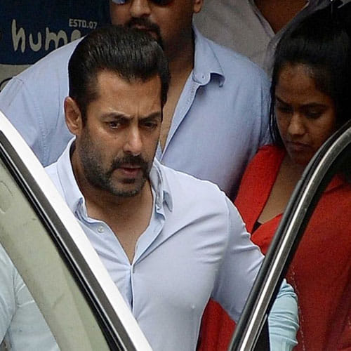 people doing toilet in front of salman khan's house