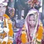 मंदिर में शादी रचाते युवक-युवती।