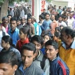 बैंक रोड़ स्थित एसबीआई के एटीएम पर रकम निकालने के लिए लगी भीड़। 
