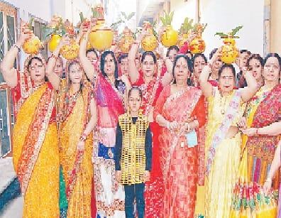 kalash yatra par foolon ki barish