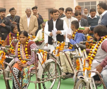 cm akhilesh yadav distributed tricycle on International Disability Day