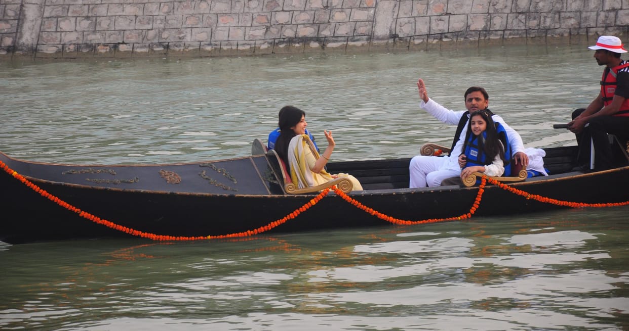 Akhilesh yadav did boating in janeshwar mishra park.