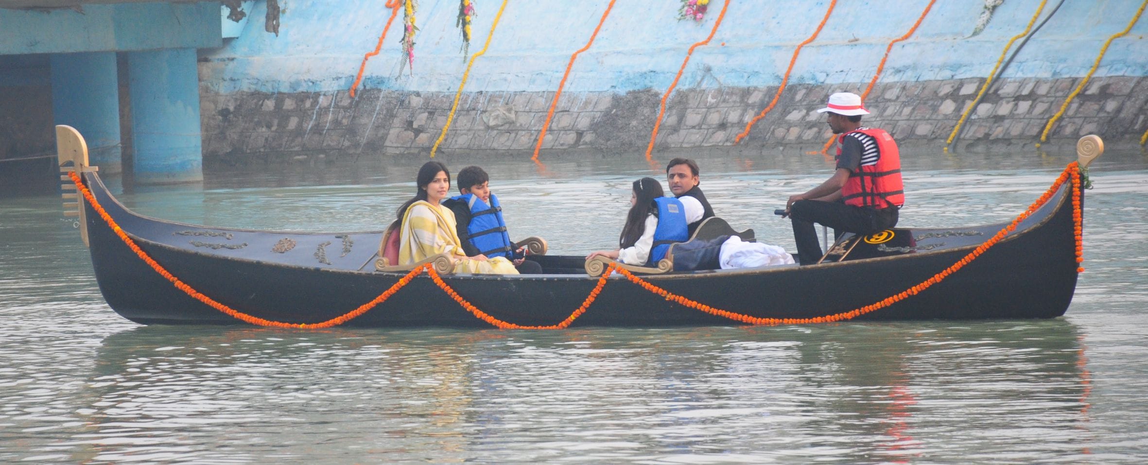 Akhilesh yadav did boating in janeshwar mishra park.