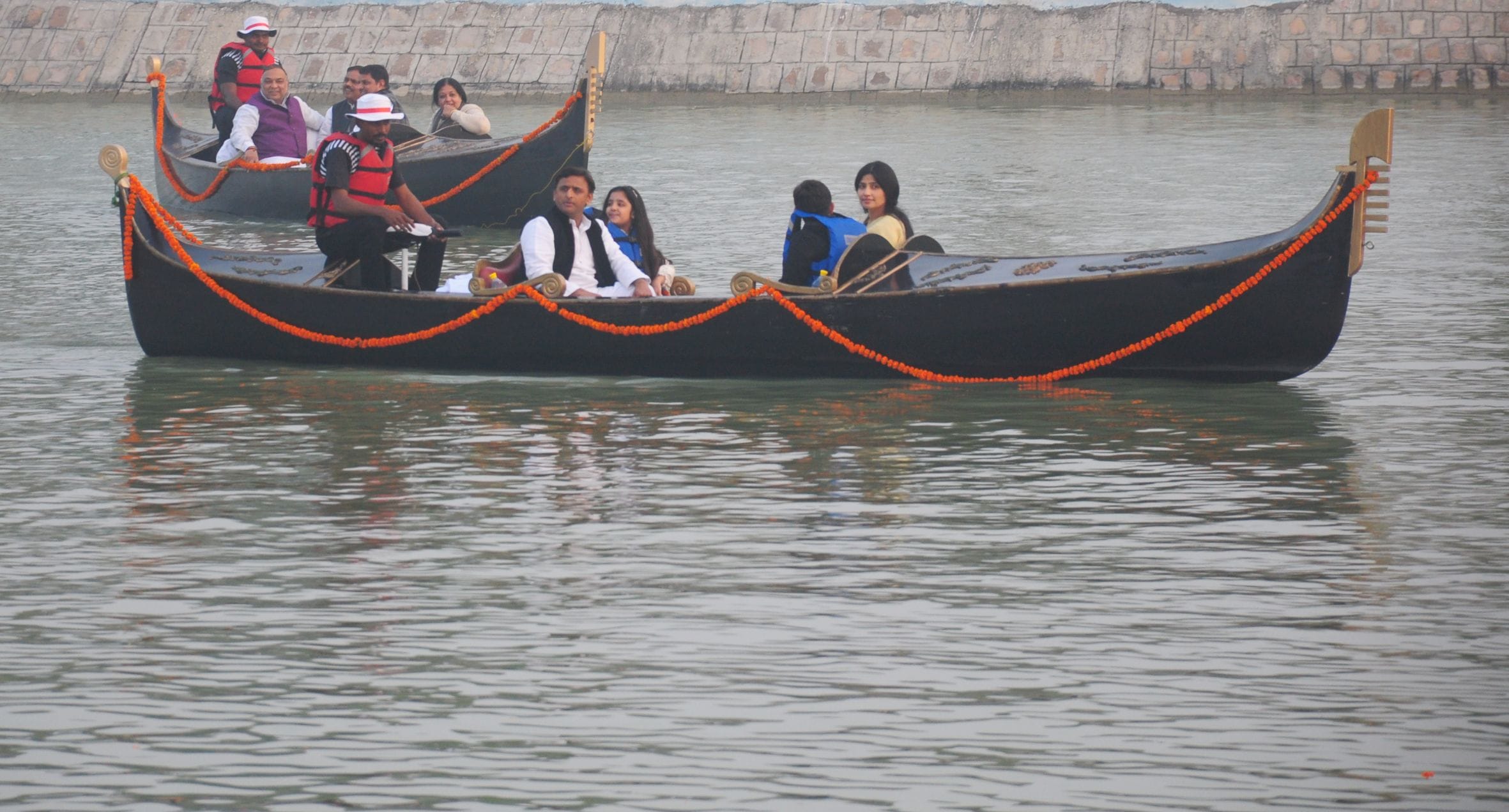 Akhilesh yadav did boating in janeshwar mishra park.
