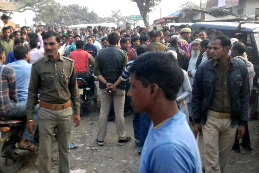 nadaree pulis chaukee ka graameenon ne kiya gheraav