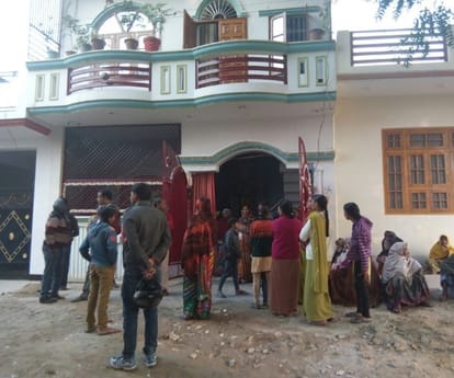 A student shoots himself in hazratganj in Lucknow.