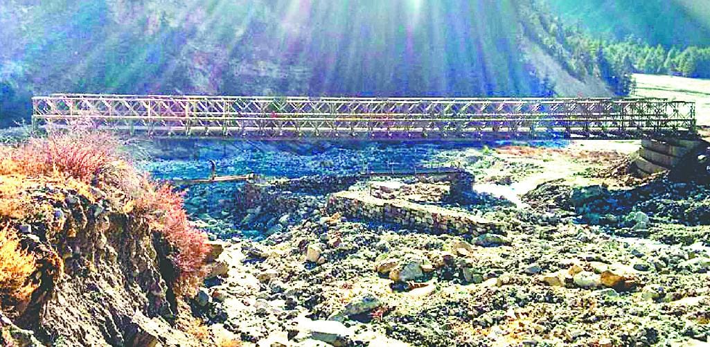 Gunji Nlng Grotto path bridge in the valley