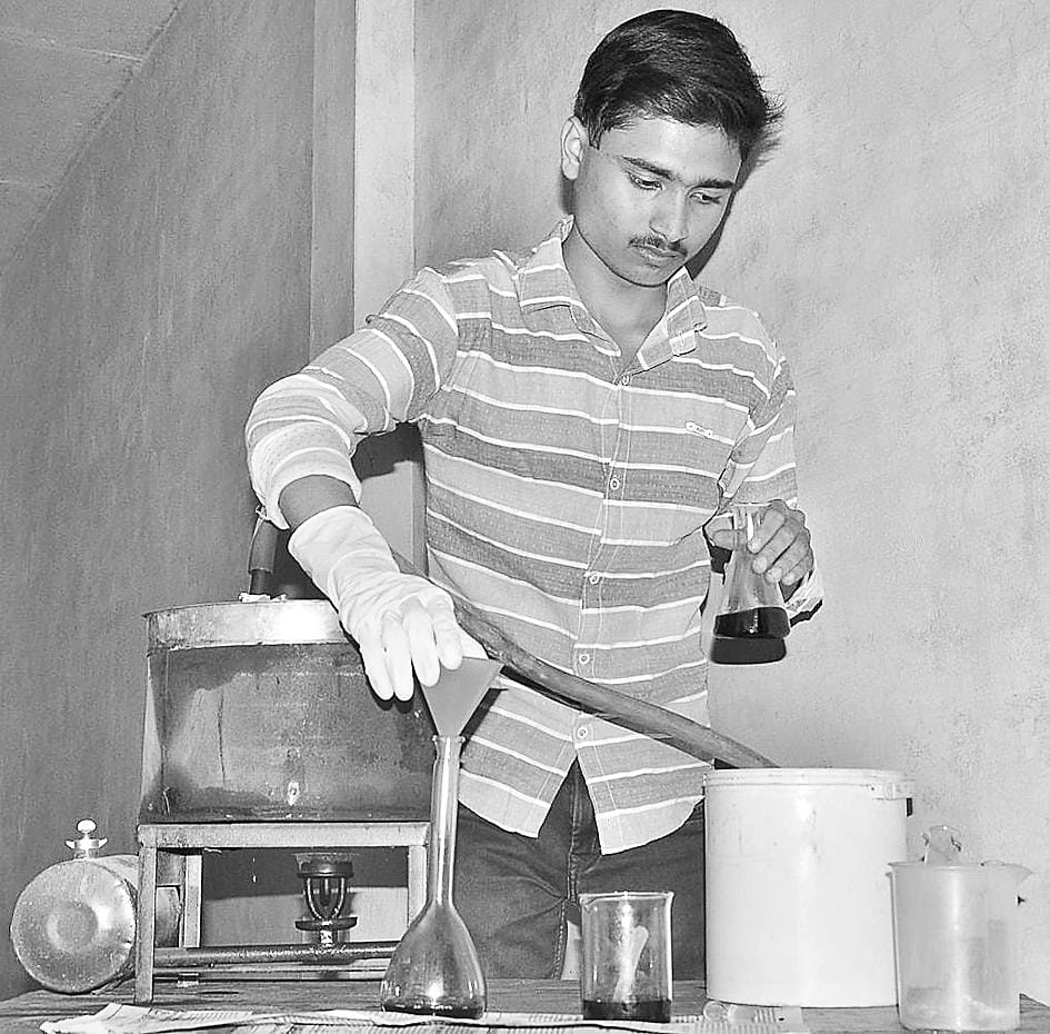 Student of 12th class has made crude oil from polythene and plastic