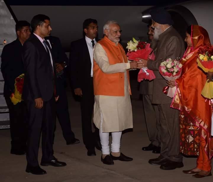 prime minister narendra modi served langar to sangat at golden temple amritsar