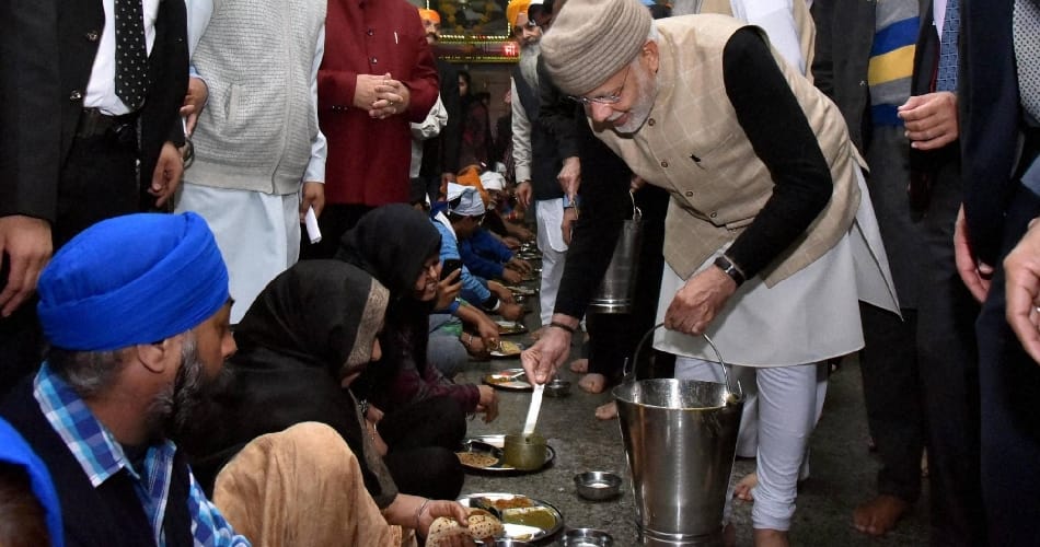prime minister narendra modi served langar to sangat at golden temple amritsar