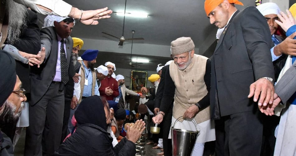 prime minister narendra modi served langar to sangat at golden temple amritsar