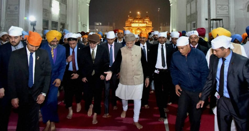 prime minister narendra modi served langar to sangat at golden temple amritsar