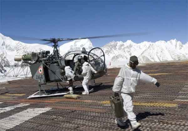 SOLDIERS GUARDING NATION IN -15 TEMPERATURE IN SIACHIN 