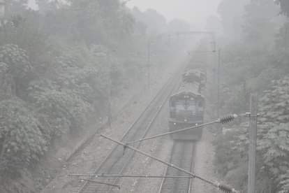 कोहरे में गुजरती ट्रेन