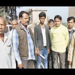 पोस्टमार्टम हाउस में घटना की जानकारी देता मृतक का पुत्र रूपेश 