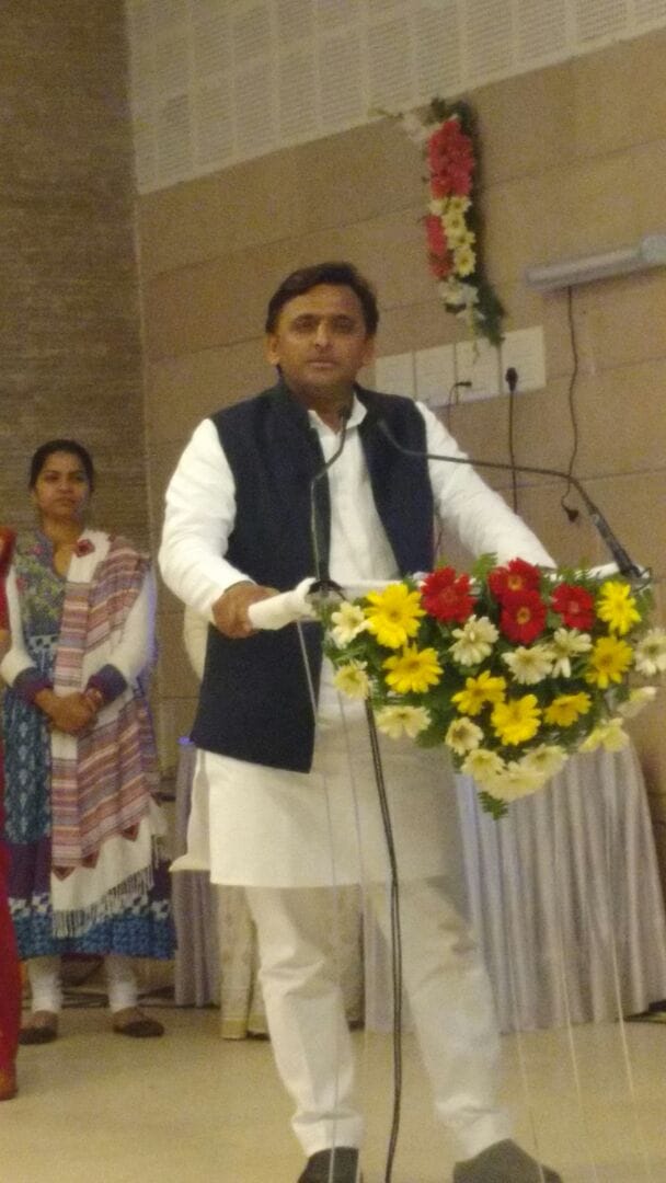 akhilesh yadav distributes money of shadi anudan yojna 