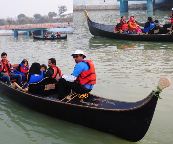 People did boating in gandola in lucknow.