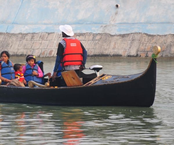 People did boating in gandola in lucknow.