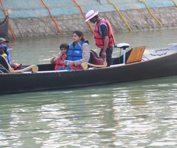 People did boating in gandola in lucknow.