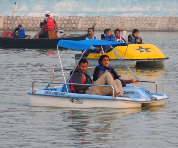 People did boating in gandola in lucknow.