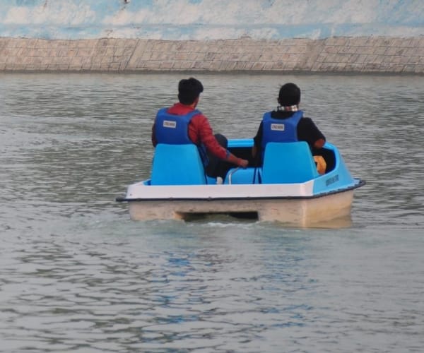 People did boating in gandola in lucknow.