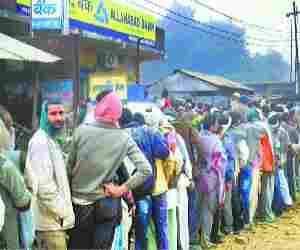 No cash in banks, Crowd uncontrolled