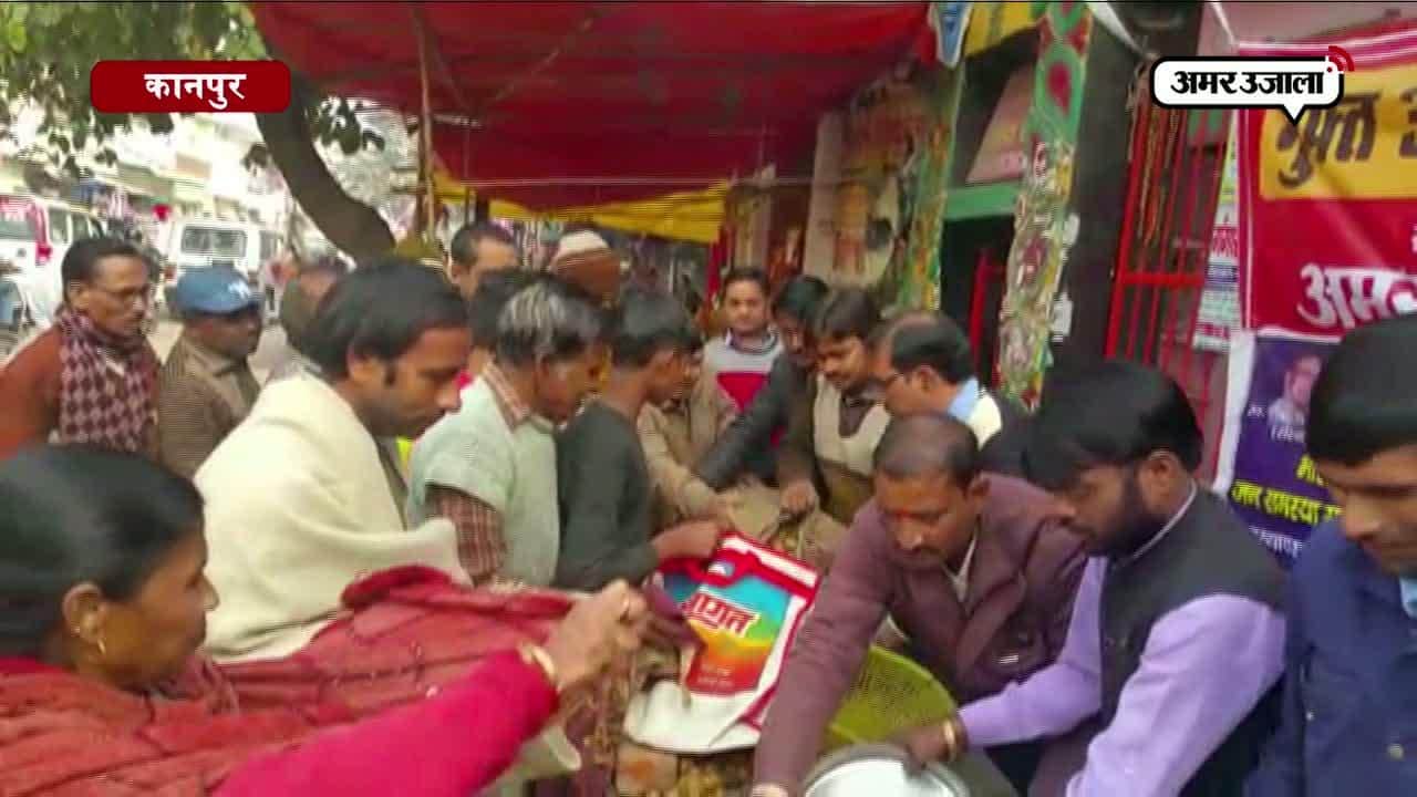 देखिए, अमर उजाला ने गरीबों को क्यों बंटवाएं आलू 