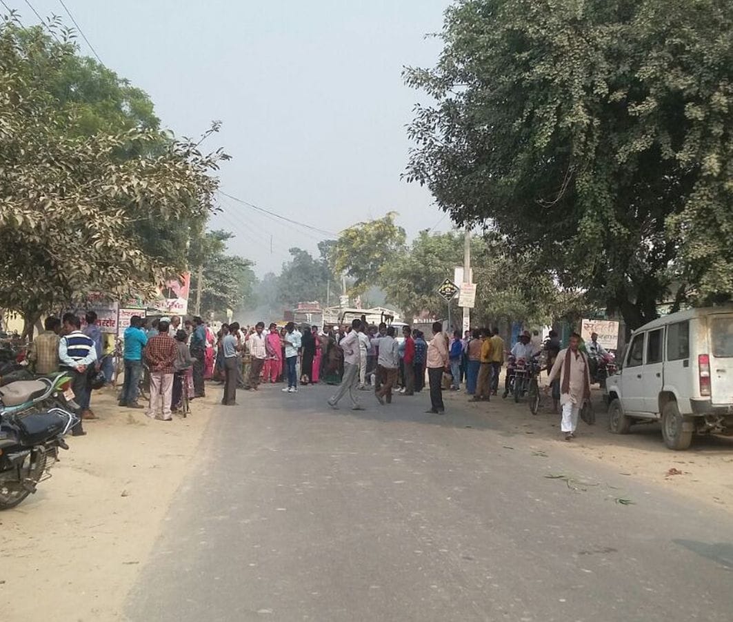 People disrupted the traffic due to lack of cash