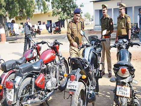 Two car thieves were arrested, eight bikes seized