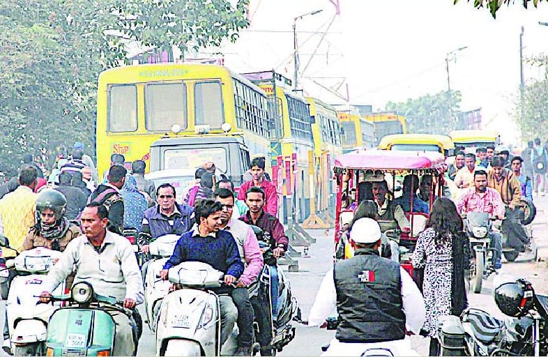 The city is jammed, the speed of vehicles ceased
