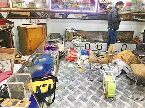 Millions of jewelery shop jewelry, cash stolen