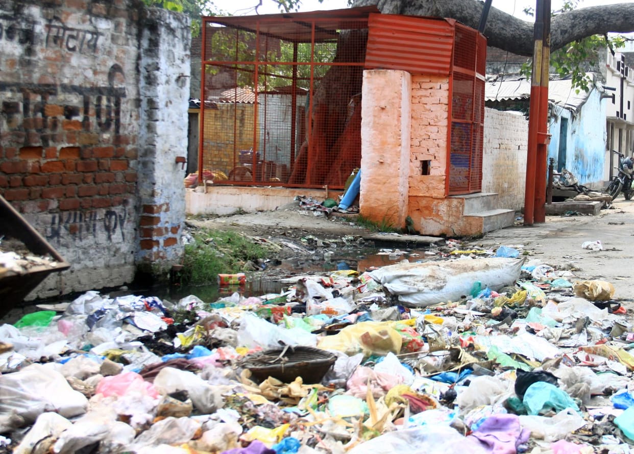 Drains and drains choke, fill the rain water in the streets